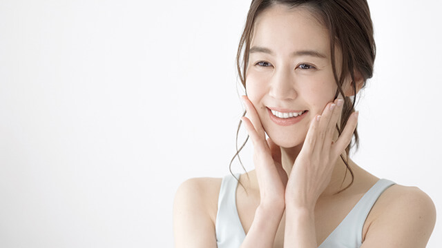 頬に手を当てている女性