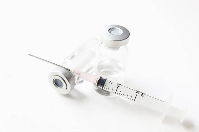ワクチンと注射器